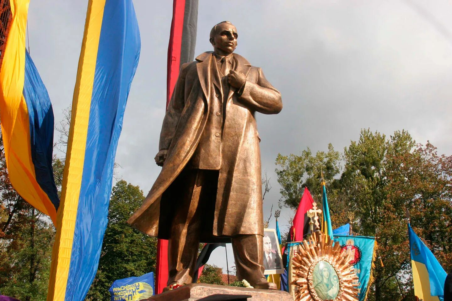 Ивано-франковск памятник бандере. Памятник бандере в киеве. Памятник степанычу бандере. Бандера на украинском. Бандера на украинском.