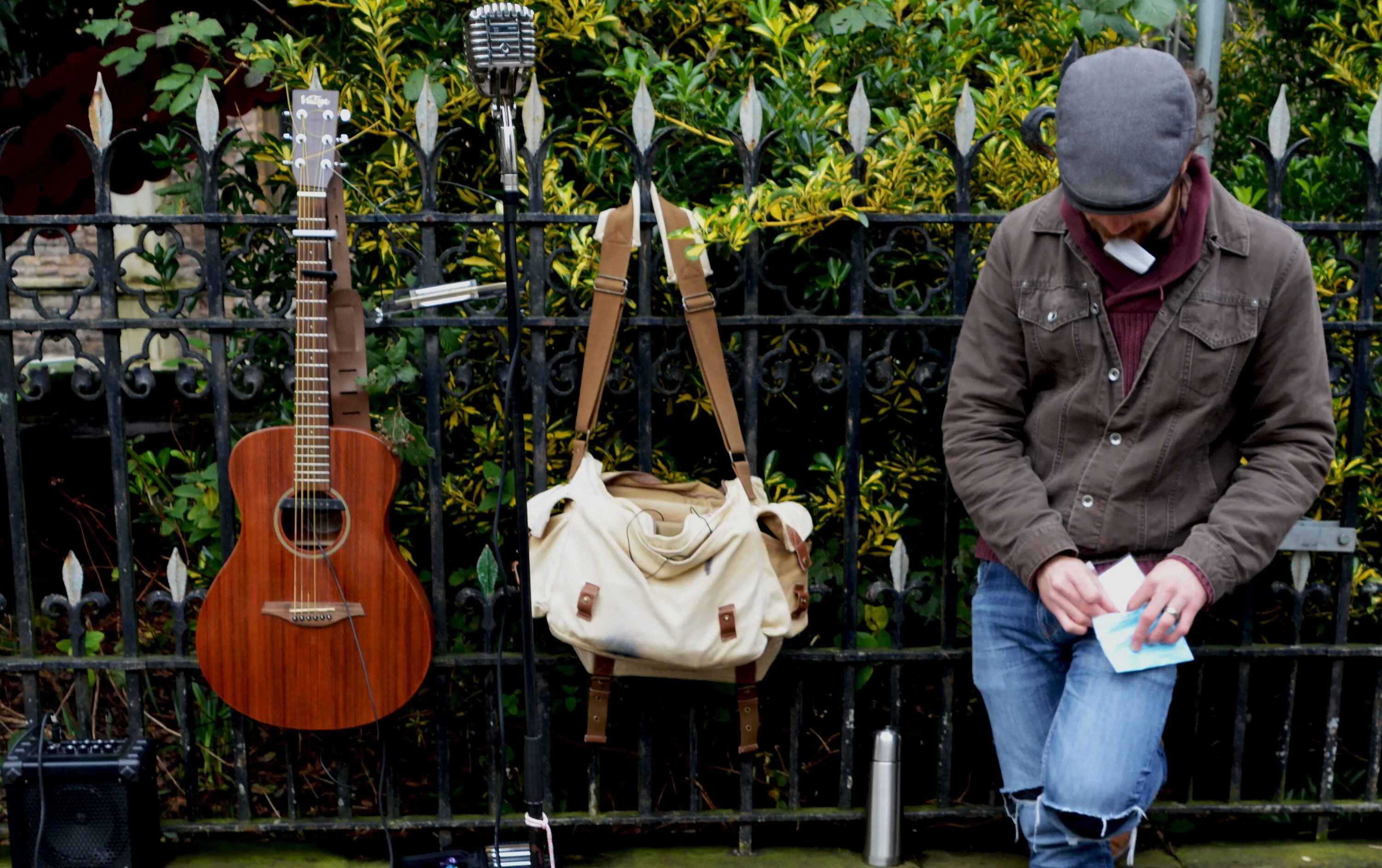 Играют на улице песни. "Гитарист" "уличный музыкант" "Ambient". Уличные музыканты. Музыкальные инструменты на улице. Гитарист играет на улице.