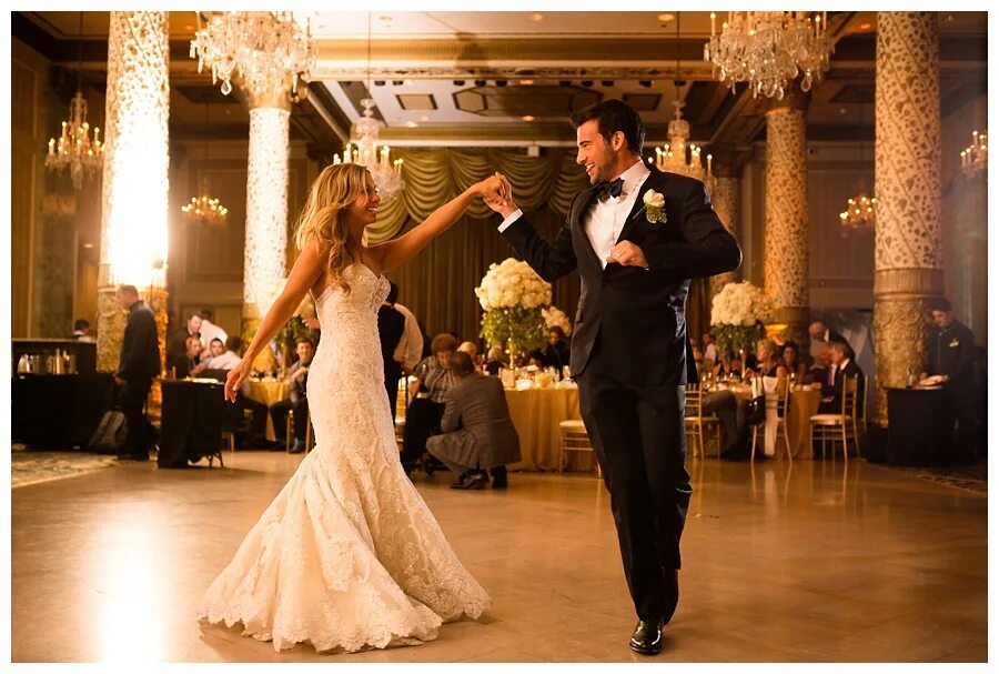 Свадебный танец молодоженов. Банкет люди. Свадьба танцует свадьба поет. Свадьба танцует свадьба поет. Шикарная свадьба.