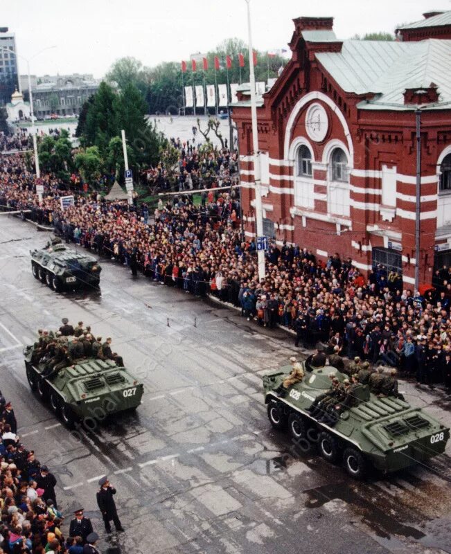 Саратов 2000 год. Парад 2000 года. Парад Победы 2000г. Военный парад 2000 годов.