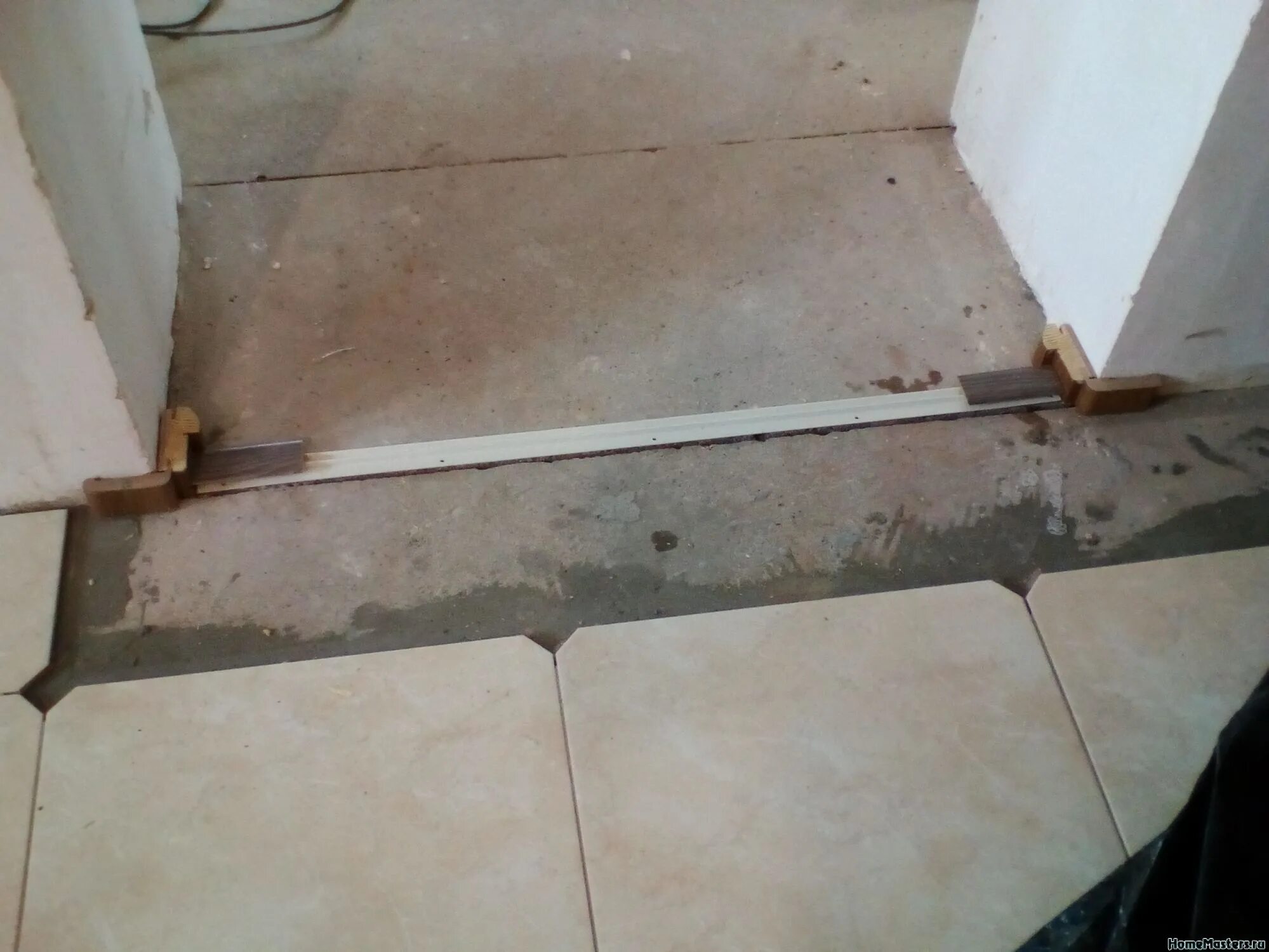 Плитка у порога в прихожей. Укладка плитки над ванной. Укладка плитки вокруг двери. Укладка плитки дверь. Укладка плитки дверь.