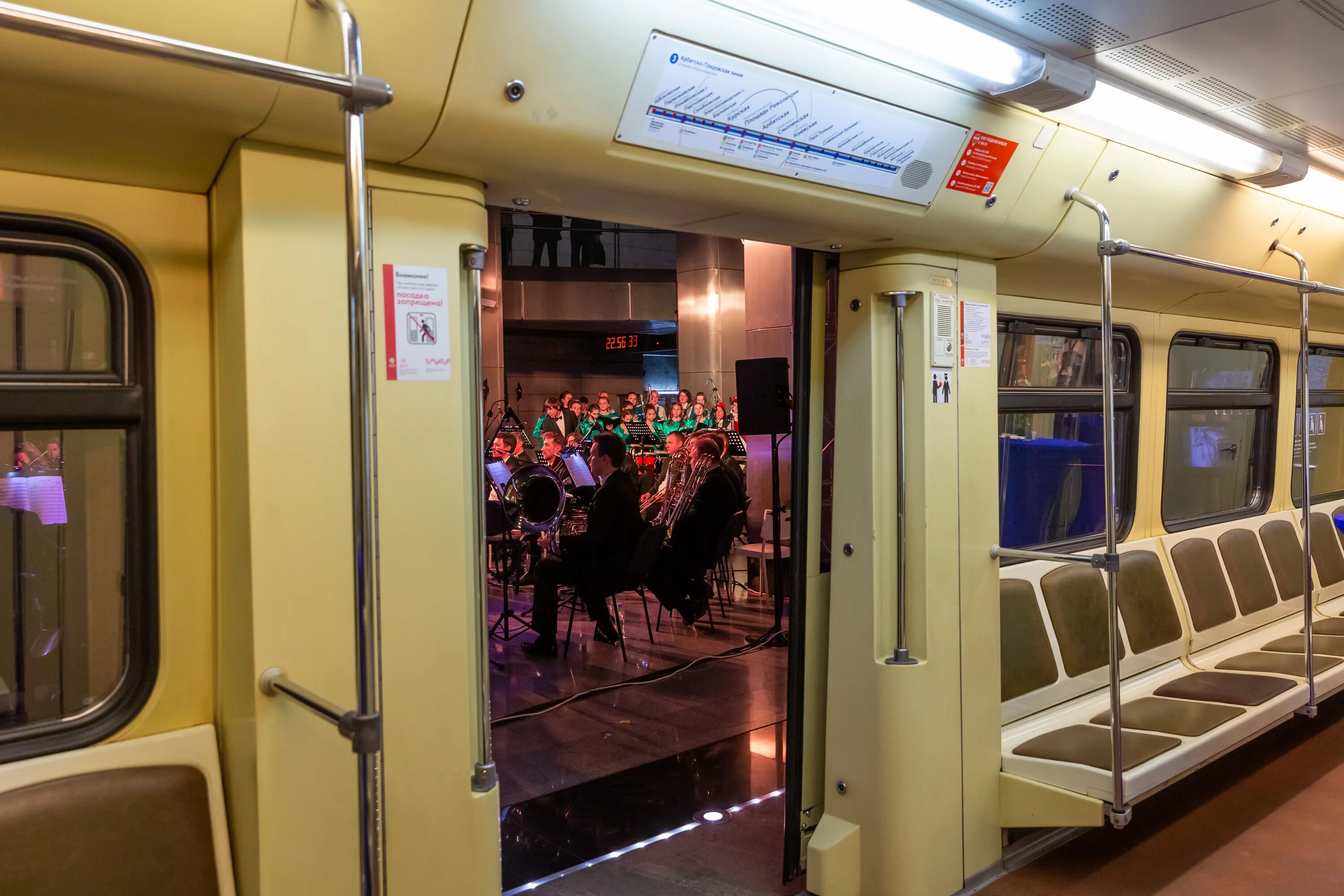 Метро 25 октября. Опера в метро деловой центр. диктор метро москвы.