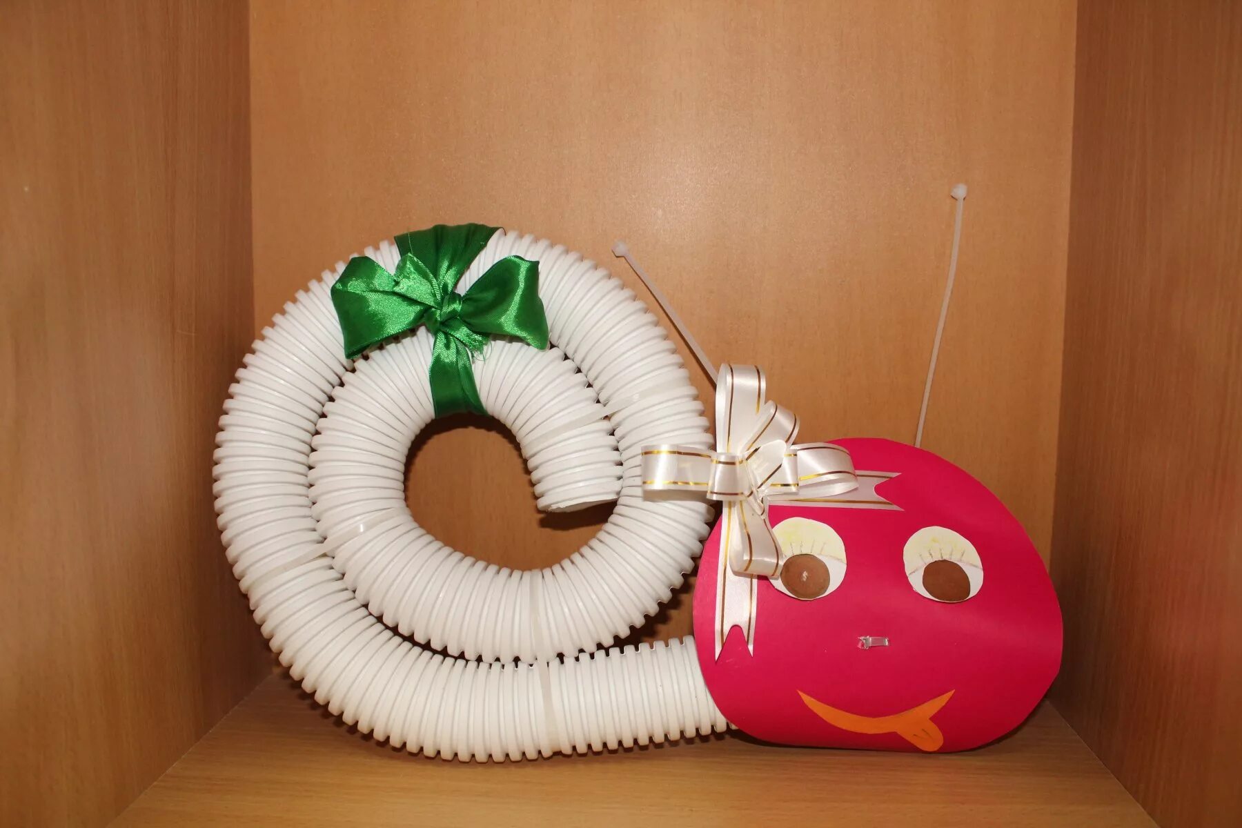 Шапка космонавта для ребенка. Шлем скафандра папье маше. Озон поделки. Ozon екатеринбург. Озон поделки.