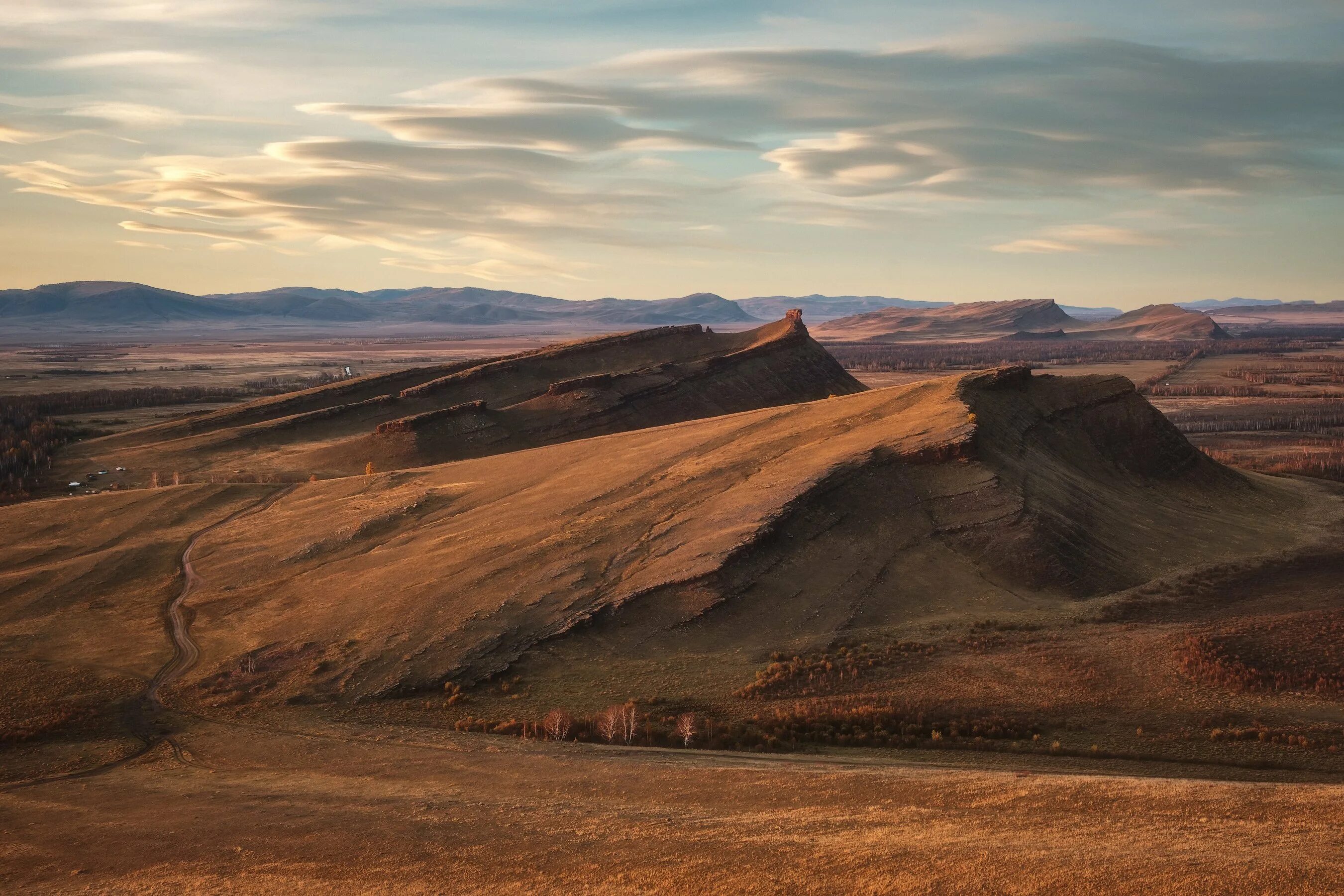 Музей заповедник сундуки хакасия. Горы сундуки хакасия. Древние курганы салбыкской степи. Горы сундуки хакасия. Гора волгина хакасия.
