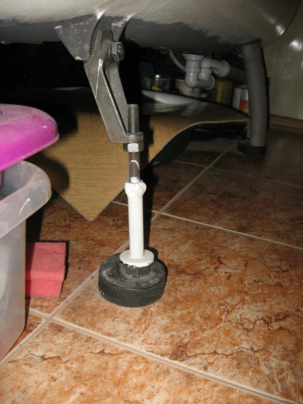 Усиление под акриловую ванну. Уровень установки ванны. Заземление ванны калдевей. Крепеж для экрана под ванную. Крепеж стальной ванны на уголок.