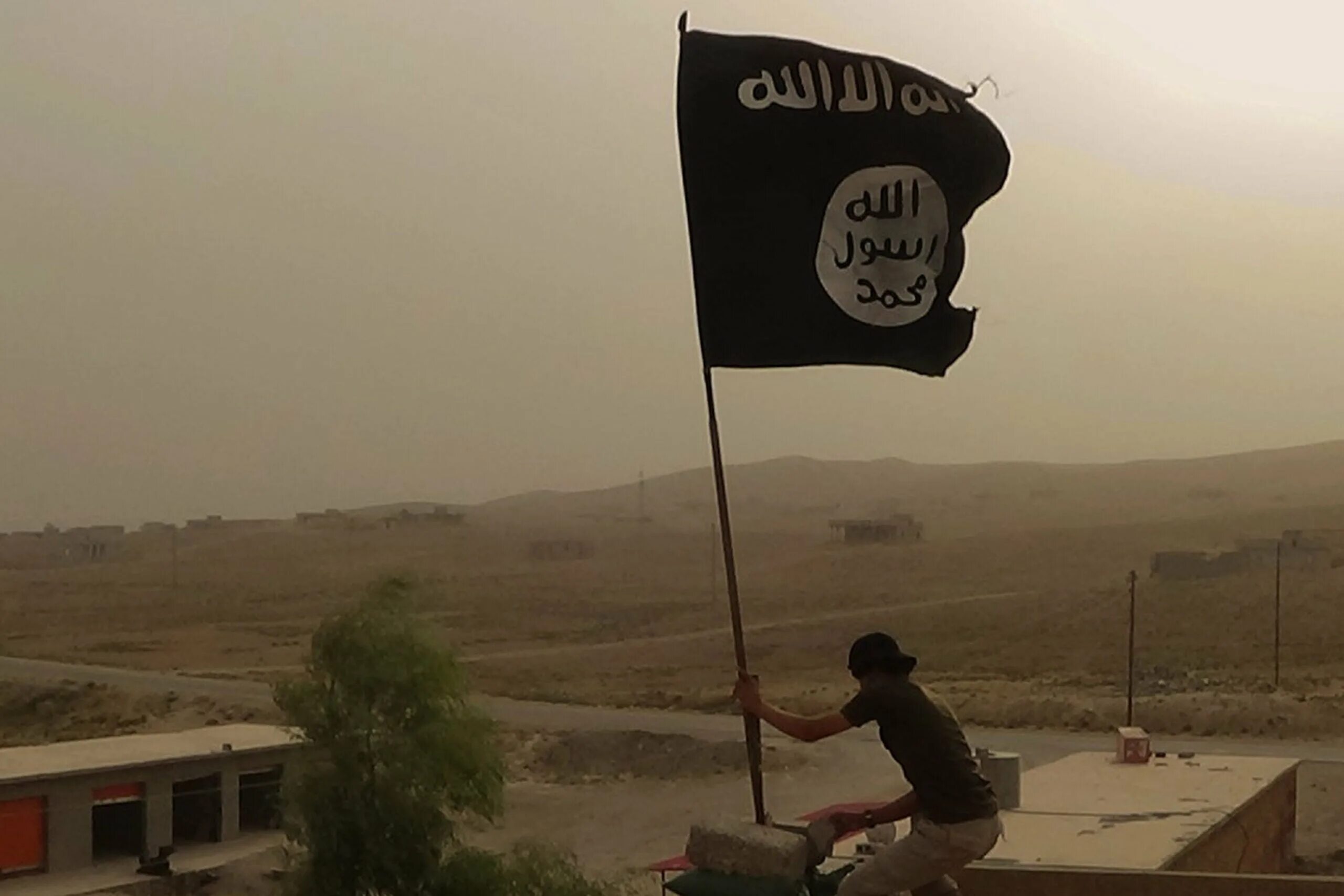 Фото на фоне флага игил. Флаг ИГИЛ. Флаг Исламского государства. Флаг ИГИЛ гиф. ИГИЛ флаг Военная форма.