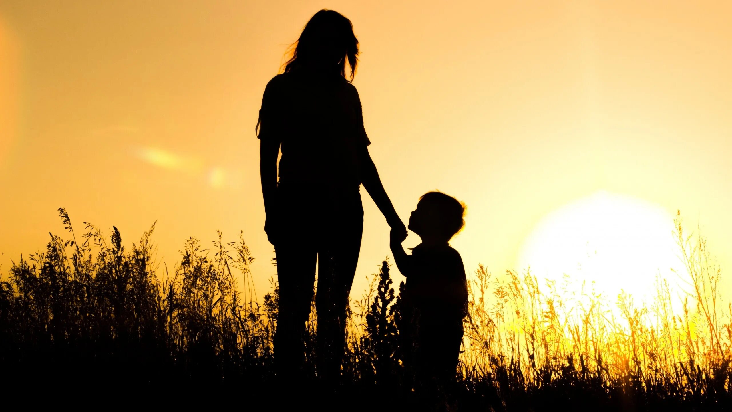 Счастливая мама с ребенком. Фотосессия мать и сын. День матери. Мать обнимает ребенка. Счастливая мама с ребенком.