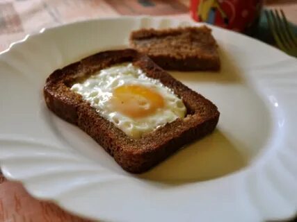 Черный хлеб с яйцом на сковороде