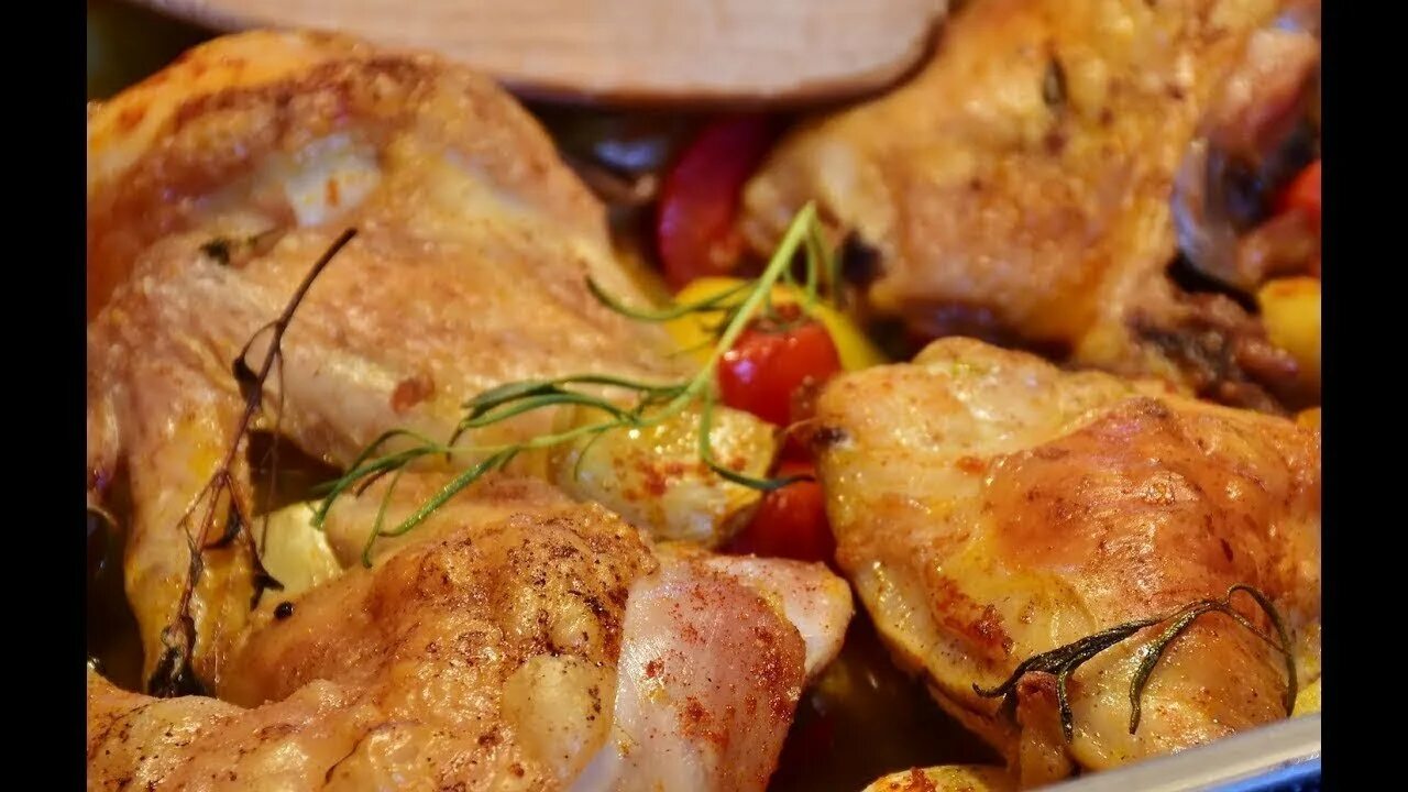 Курица приготовленная. Куриные ножки с яблоками в духовке. Цыпленок жареный. Шашлык из петуха. Копченая курица с картошкой в духовке