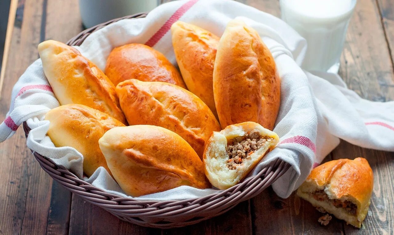 Пирожки печеные из дрожжевого теста. Пирожки печеные с капустой. Красивый мясной пирог. Пирожки с мясом. Печёные пирожки с капустой в духовке.