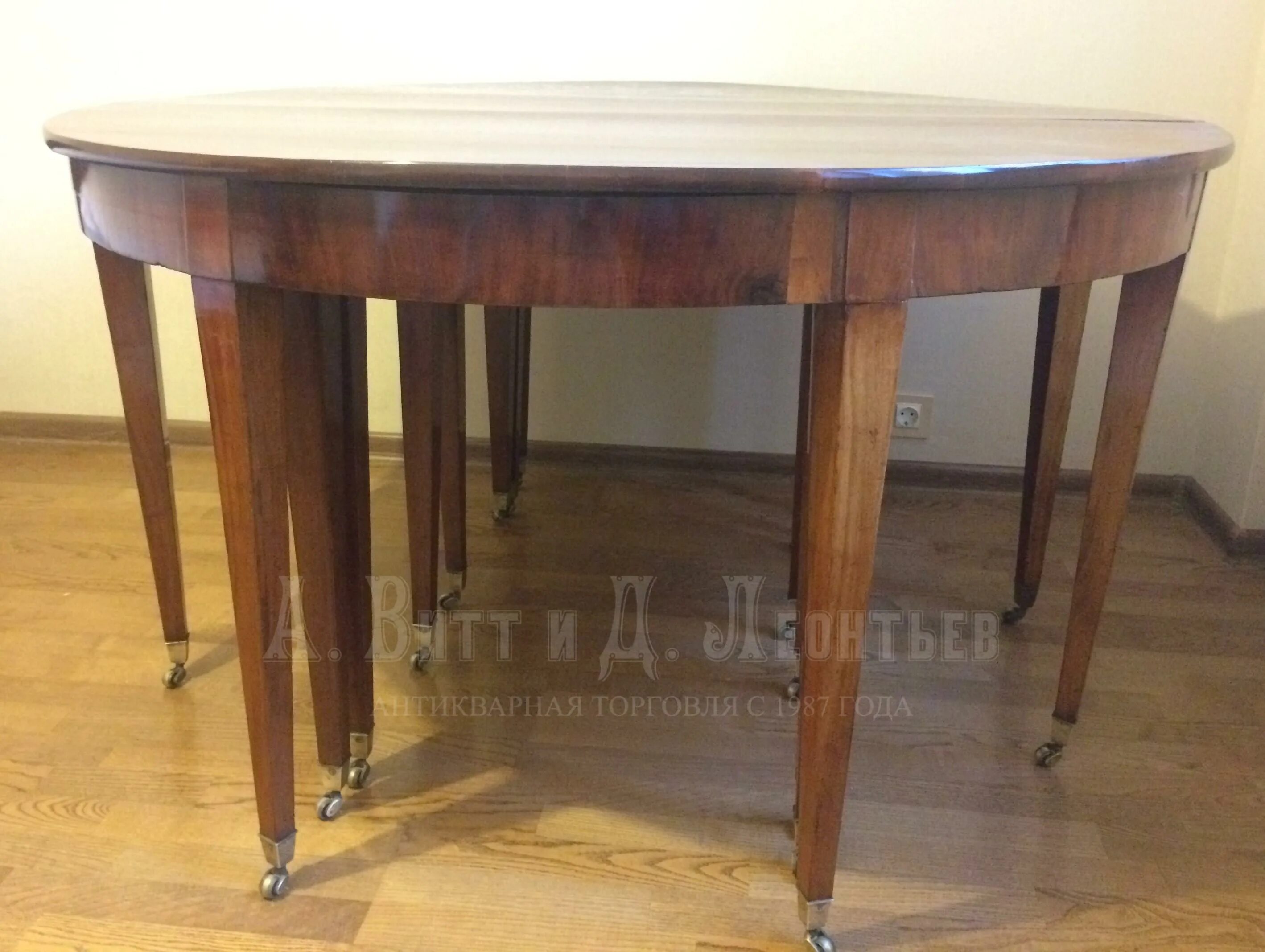 круглый столик 19 век. стол многоножек. старинный стол. старинный обеденный стол. стол сороконожка антикварный.