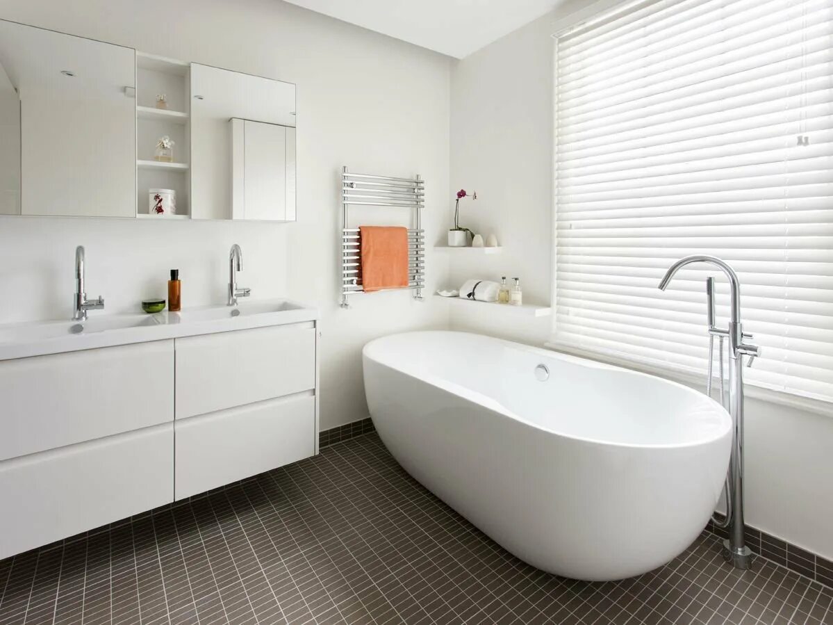 Плитка mmfk essenziale lux 40 120. Белые ванные комнаты. Сантехника для ванной комнаты. Кварцекерамика calacatta. Душевая лейка hansgrohe puravida 28557400.