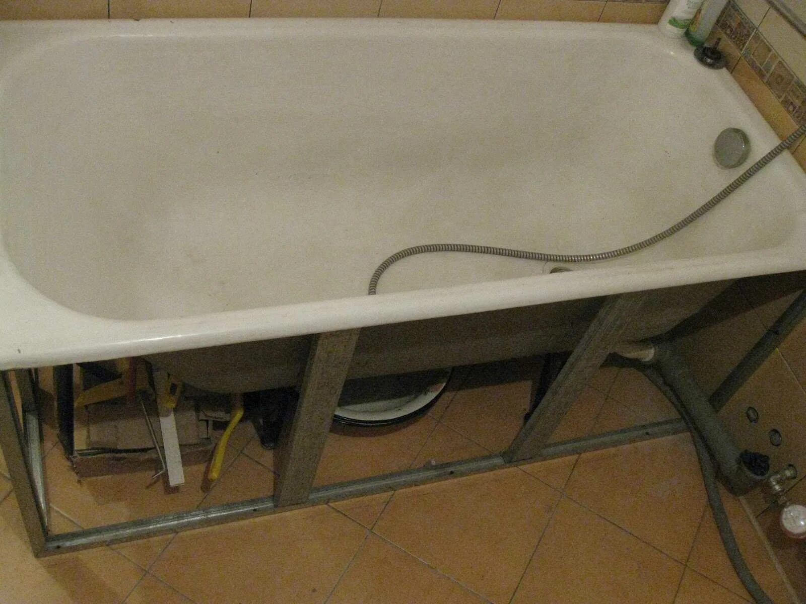 Усилительный каркас стальной ванны. Каркас для стальной ванны 170х70 своими руками. Каркас металлический на ванну. Каркас для чугунной ванной. Крепления под ванну
