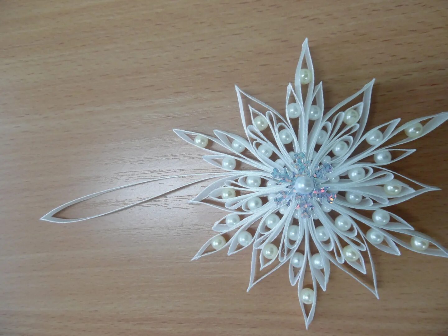 Необычные снежинки для детей. Снежинки из любого материала. Снежинка оригинальная на конкурс. Необычная снежинка поделка. Снежинка поделка в школу.