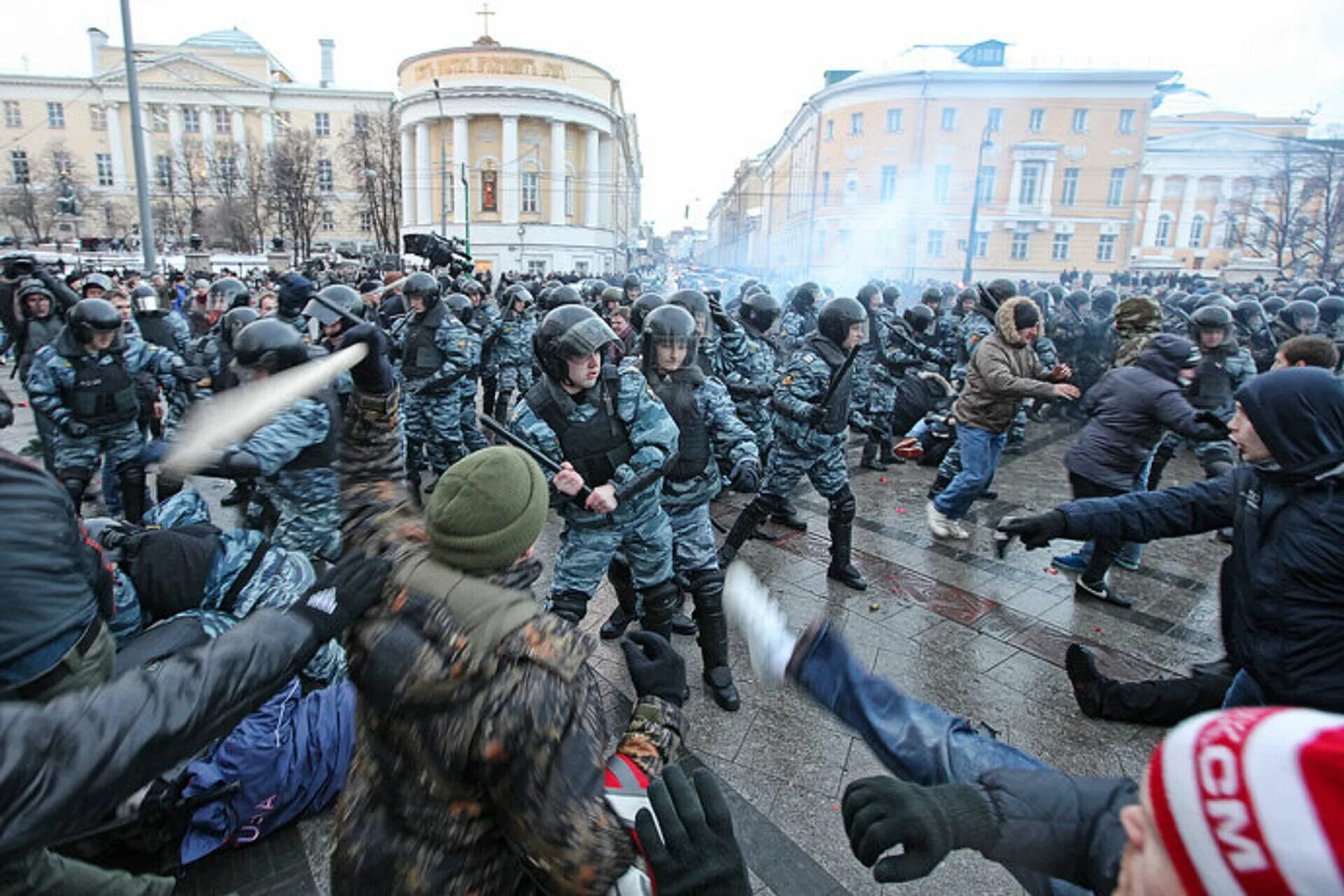 11 Декабря 2010 Манежная площадь. Беспорядки на Манежной площади 2010. Митинг на Манежной площади 2010. Манежная площадь 2010 революция. Вооруженные выступления против