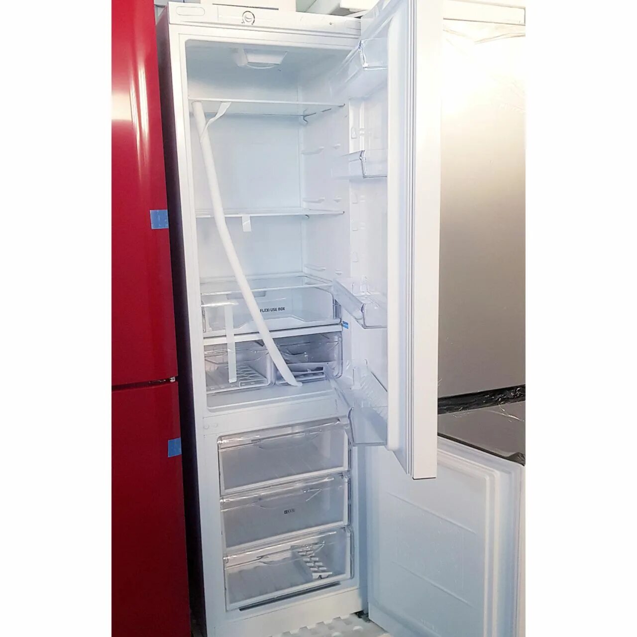 Холодильник индезит двухкамерный модели. Индезит холодильник Baan 10 год выпуска 2010. Модели холодильников Индезит двухкамерный 2006 года. Холодильник Индезит двухкамерный внешний вид.