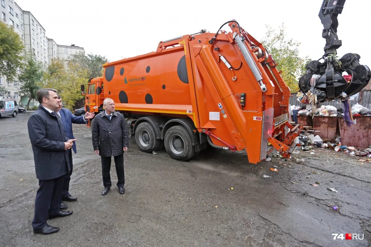 Мусоровоз во дворе. Мусоровоз с мусором во дворах. Сломанный мусоровоз.