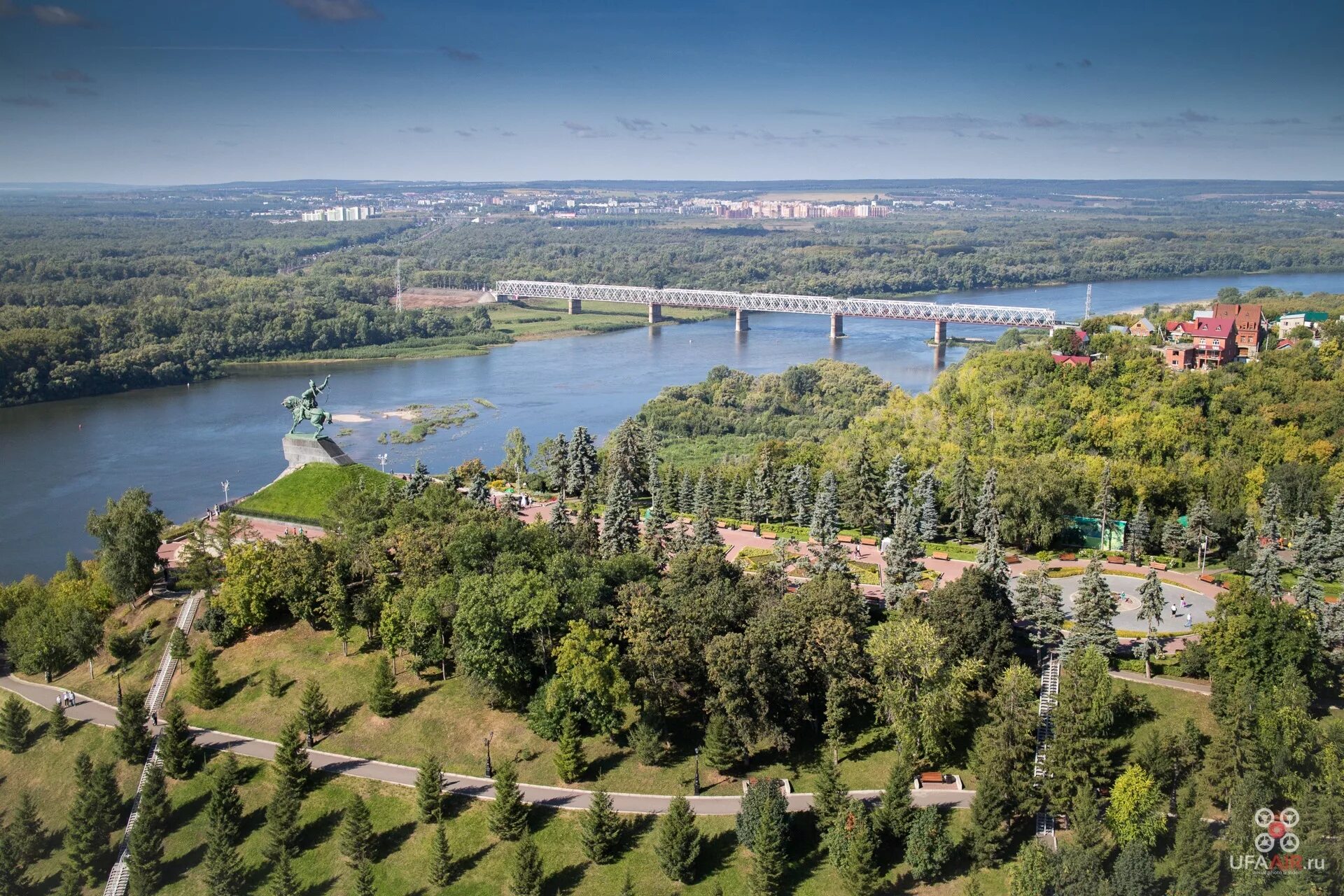 Уфа на берегу какой. Уфа (город). Парк Салават. Город Салават парк. Уфа вид с реки белой на Салавата Юлаева.