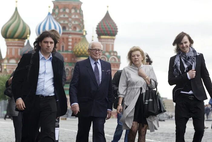 По приезде в москву артист. Пьер Карден в Москве 1991. Пьер Карден в Москве приезд. Пьер Карден показ в Москве 1991. Пьер Карден показ на красной площади.