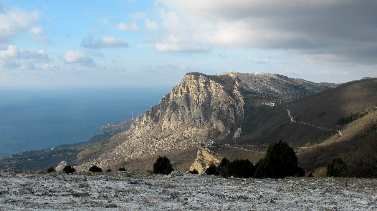 Кировск погода крым. Дождь в Крыму на горе. ЭС ветер в Крыму. Крым горы фото пасмурно. Крым дождь горы фото.