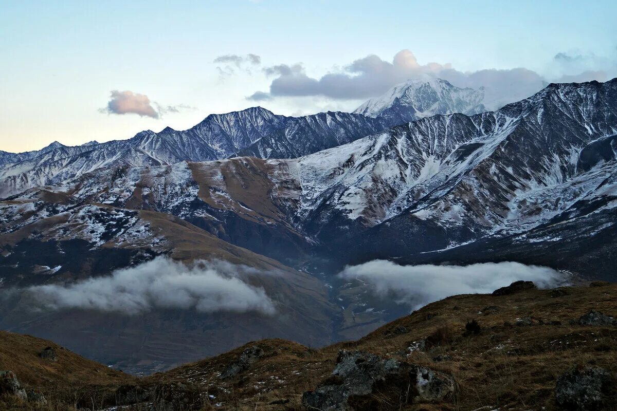 Сев гор. Горы в америке кордильеры. Горы южной осетии. Зарамагское водохранилище северная осетия. Мияги в горах осетии.