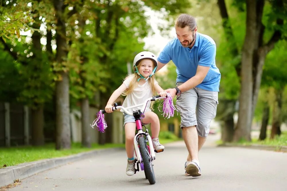 Где кататься ребенку на велосипеде. Велосипеды для всей семьи. Папа с ребенком на велосипеде. Отец учит ребенка кататься на велосипеде. Папа и дочь на велосипеде.