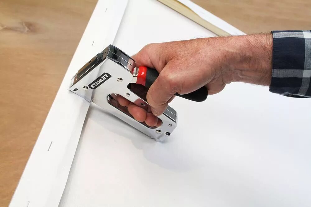 Степлер мебельный 32145, fit. Механический скобозабивной степлер airon. Строительный степлер matrix 32885. Степлер мебельный насадка. Как зарядить мебельный степлер скобами.