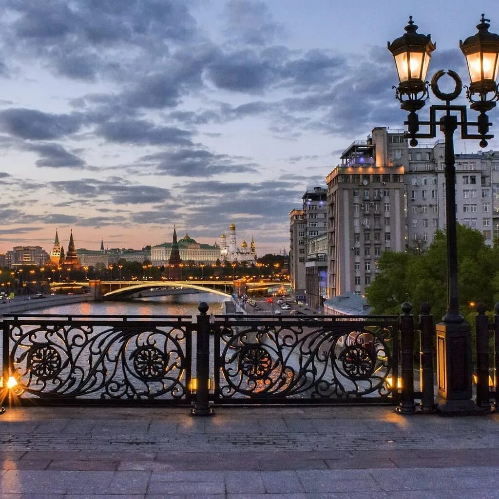 Верхневолжская набережная нижний. Крымская набережная реки москвы. Волжская набережная астрахань. Вид набережной и улиц. Набережная москвы реки нескучный сад.