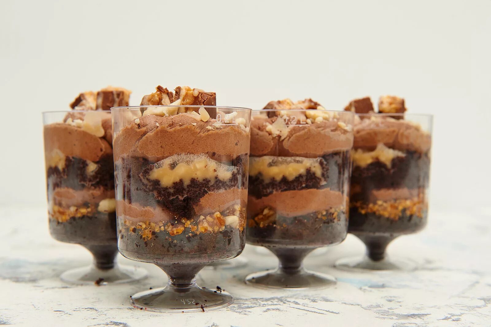 Трайфлы сникерс в стаканчиках. Трайфл сникерс в стакане. Трайфл рафаэлло. Пирожное трайфл сникерс. Трайфлы в стаканчиках с луной.