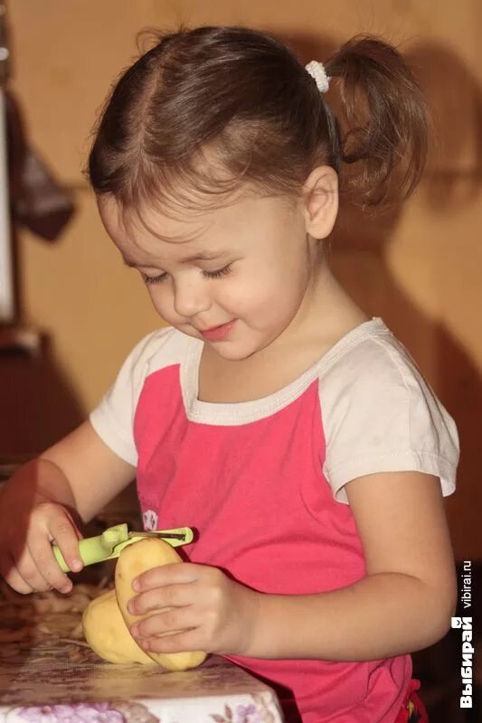 Дети чистят картошку. Чистка овощей для детей. Дети чистят картошку. Чистить картошку. Дети чистят картошку.