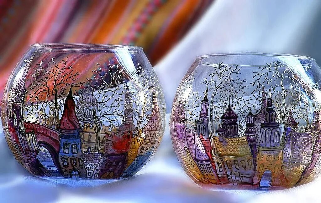 Роспись стеклянной посуды. Роспись стекла витражными красками. Роспись посуды витражными красками. Живопись на стекле. Роспись по стеклу мастера.