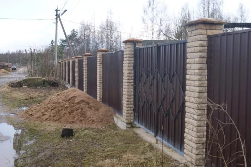 Забор из профлиста с планками. Установка забора в ленинградской. Красивый деревянный забор. Установка забора в ленинградской. Ремонт забора.