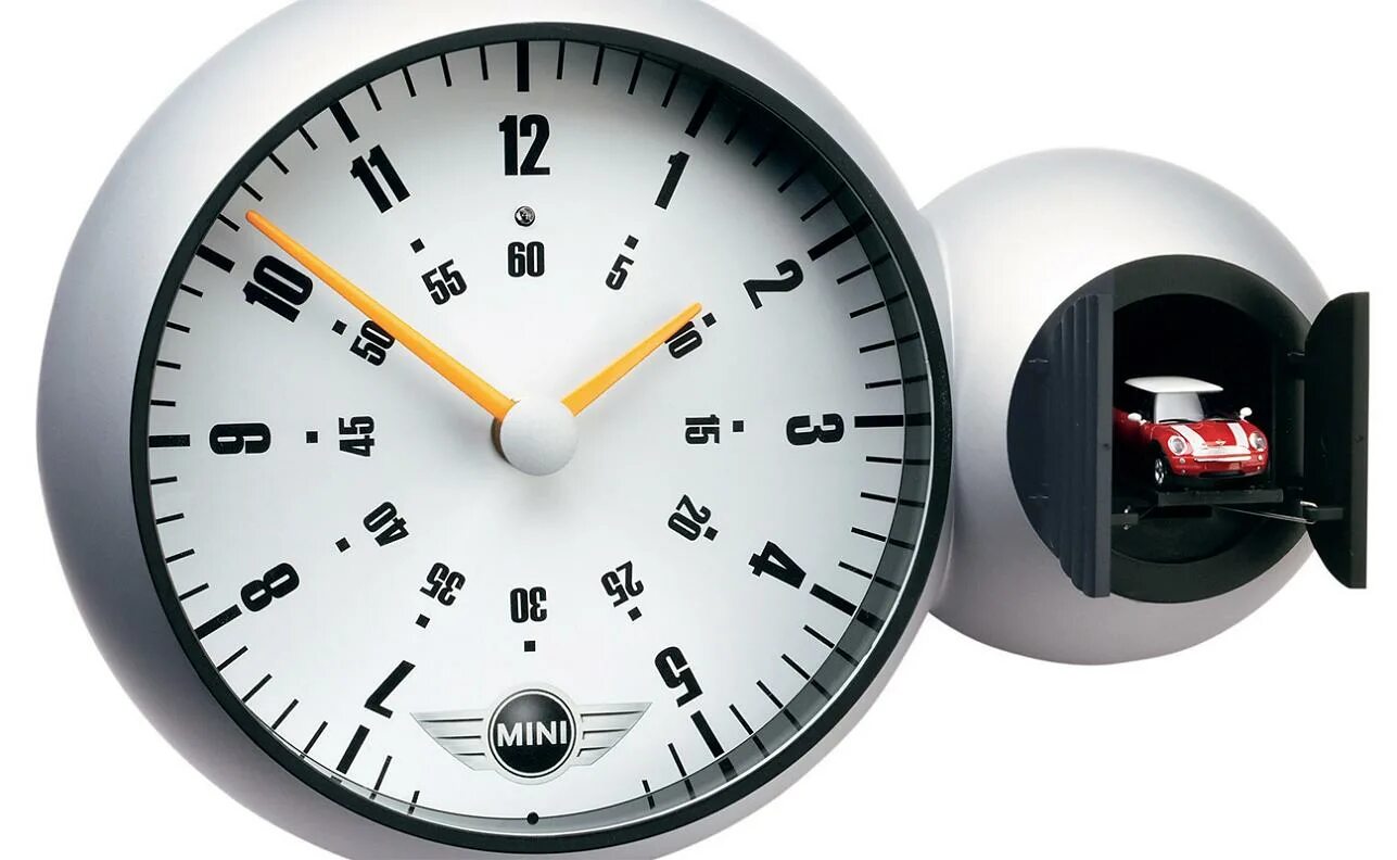 Станция мини с часами красная. Mini Cooper Cuckoo Clock. Мини с часами. Часы настенные автомобильная тематика. Часы в машину.