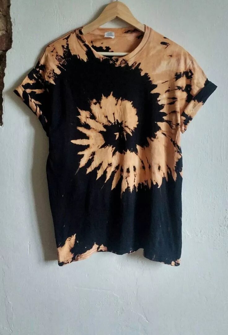 Разводы на одежде. Tie Dye отбеливателем. Футболка с белизной. Футболка с отбеливателем. Черная футболка с белизной.