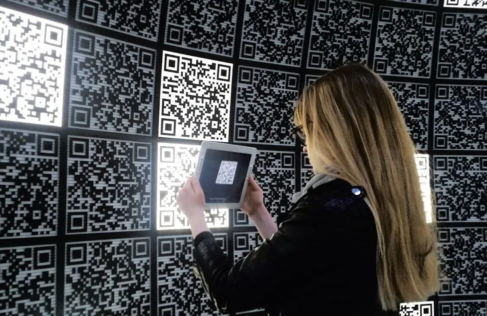 QR код. Креативные QR коды. Креативный QR код. Таблички с QR кодами. Социальный qr код