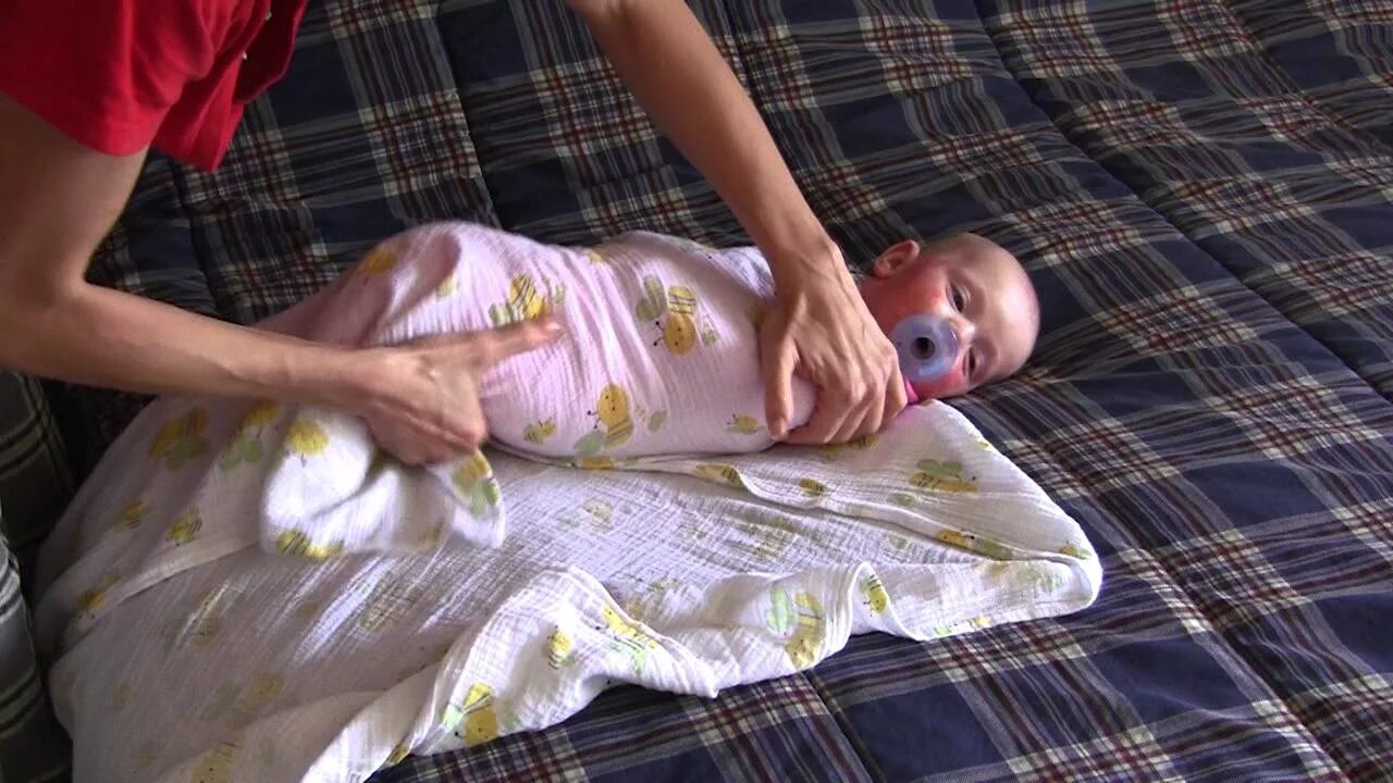 Пеленание видео. Пеленание ребенка. пеленание новорожденных в роддоме. пеленание в одеяло новорожденного. австралийское пеленание.
