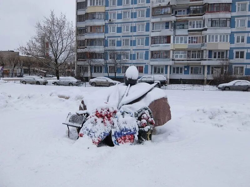 Памятник черный тюльпан в Серпухове. Памятник чёрный тюльпан в городе Серпухов. Черный тюльпан Серпухов история. Серпухов ул. Звёздная чёрный тюльпан. Черный тюльпан серпухов