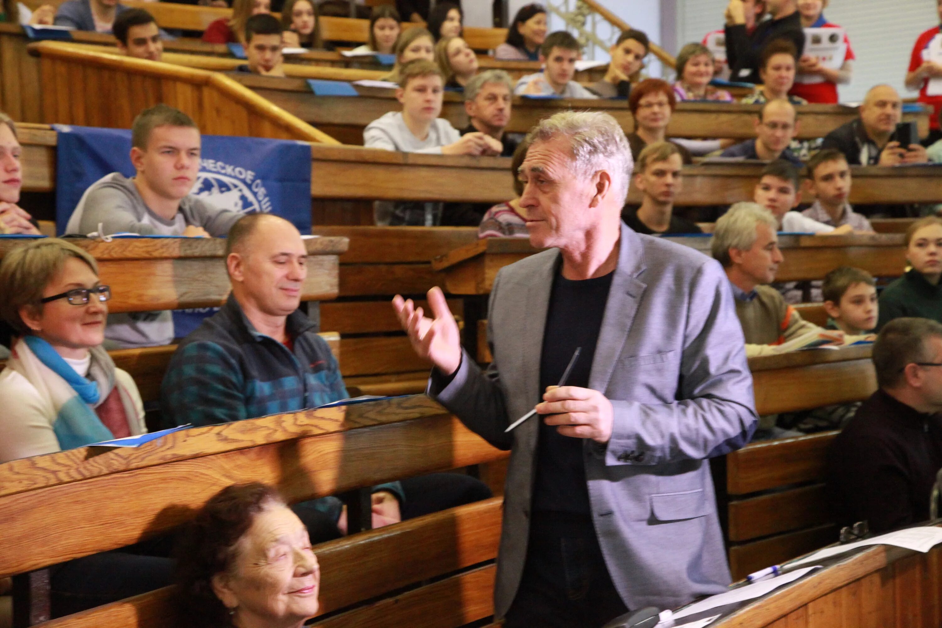 Фф преподаватель и студент. Профессор в вузе. преподаватель вуза. профессор в аудитории. профессор и студент.