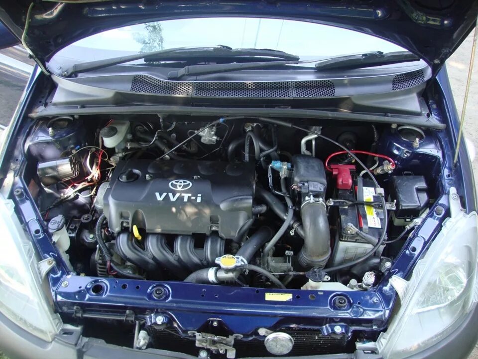 Двигатель тойота витц 1.3. Toyota Vitz 2001 под капотом. Toyota Vitz двигатель 1.3. Моторный отсек Тойоты Витц. Toyota Vitz 2000 под капотом.