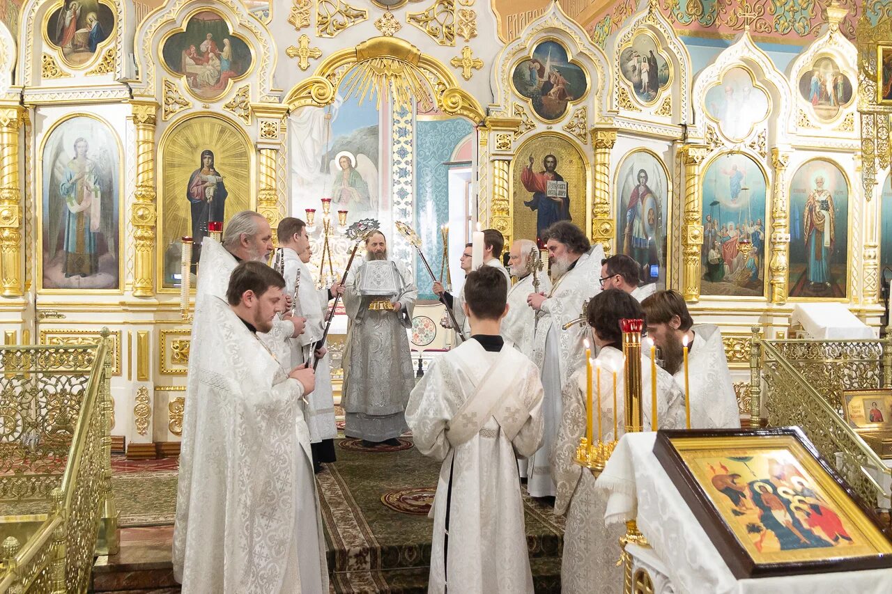 патриарх алтарь. освящение воды на иордане. патриарх кирилл в алтаре проскомидия. крещение господне митрополит варсонофий. 18 января божественная литургия.