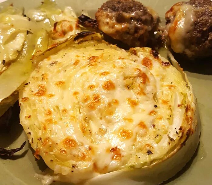Стейк из капусты в духовке. Капуста в духовке кусками. Свежая капуста запеченная в духовке. Свежая капуста запеченная в духовке. Запеченная капуста.