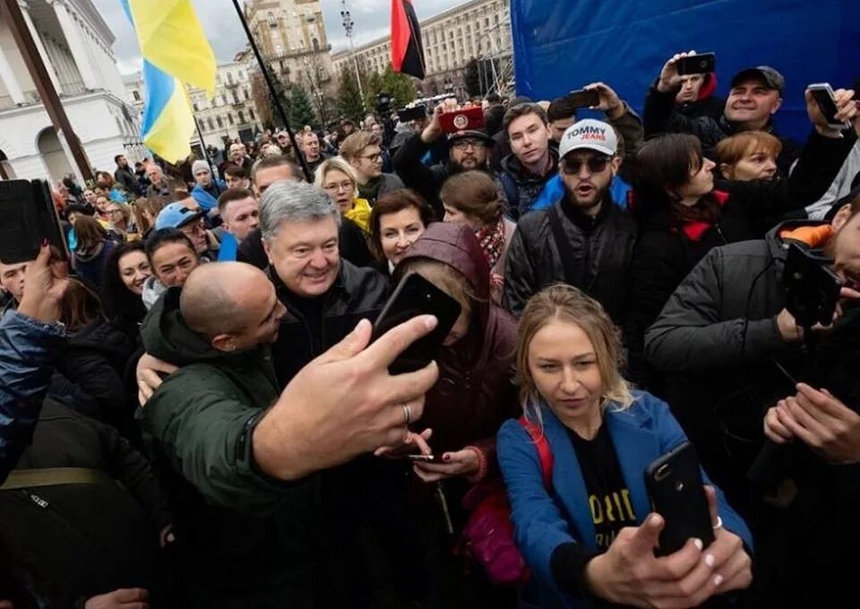 Что на Украине на сегодняшний день. Украинцы сейчас. Порошенко на Майдане 2019. Европейские Лидеры на Майдане 2014. Ютуб новости россии и украина