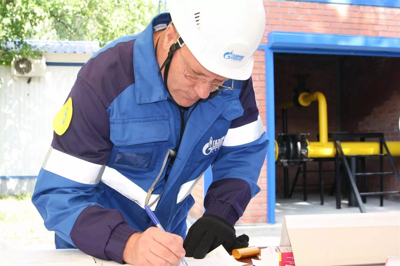 Слесарь газовщик. Газовый мастер калуга. Работник газовой службы. Газовый мастер калуга. Газовый мастер калуга.