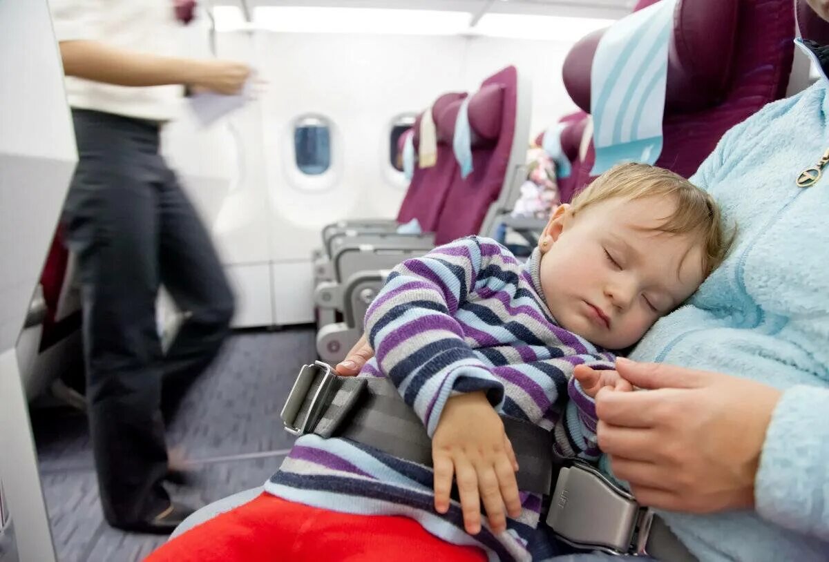 Самолет для детей. Младенец в самолете. Путешествие на самолете для детей. Перелет с ребенком. Что можно ребенку в самолет