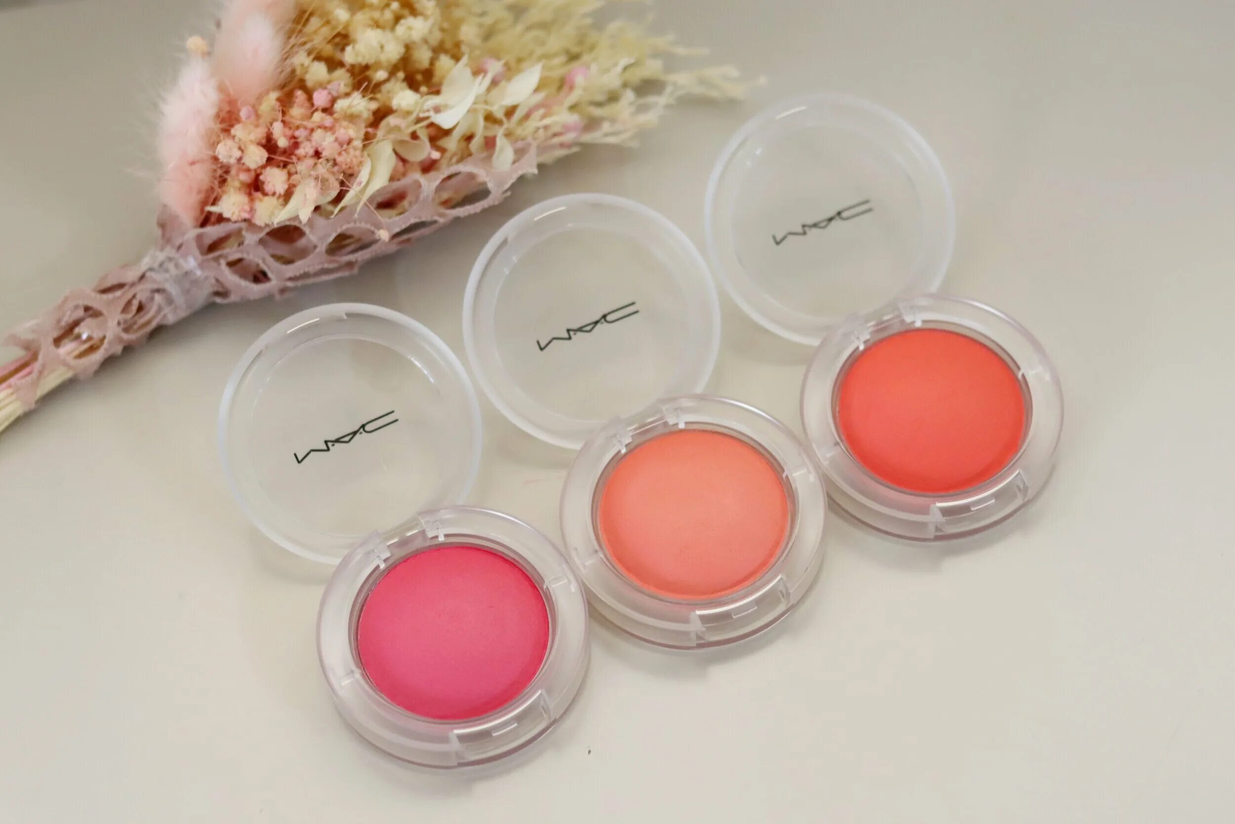 Mac glow play blush cheeky devil. Mac glow play blush свотчи. Mac glow play blush rosy does it. Glow play blush. Glow play blush.
