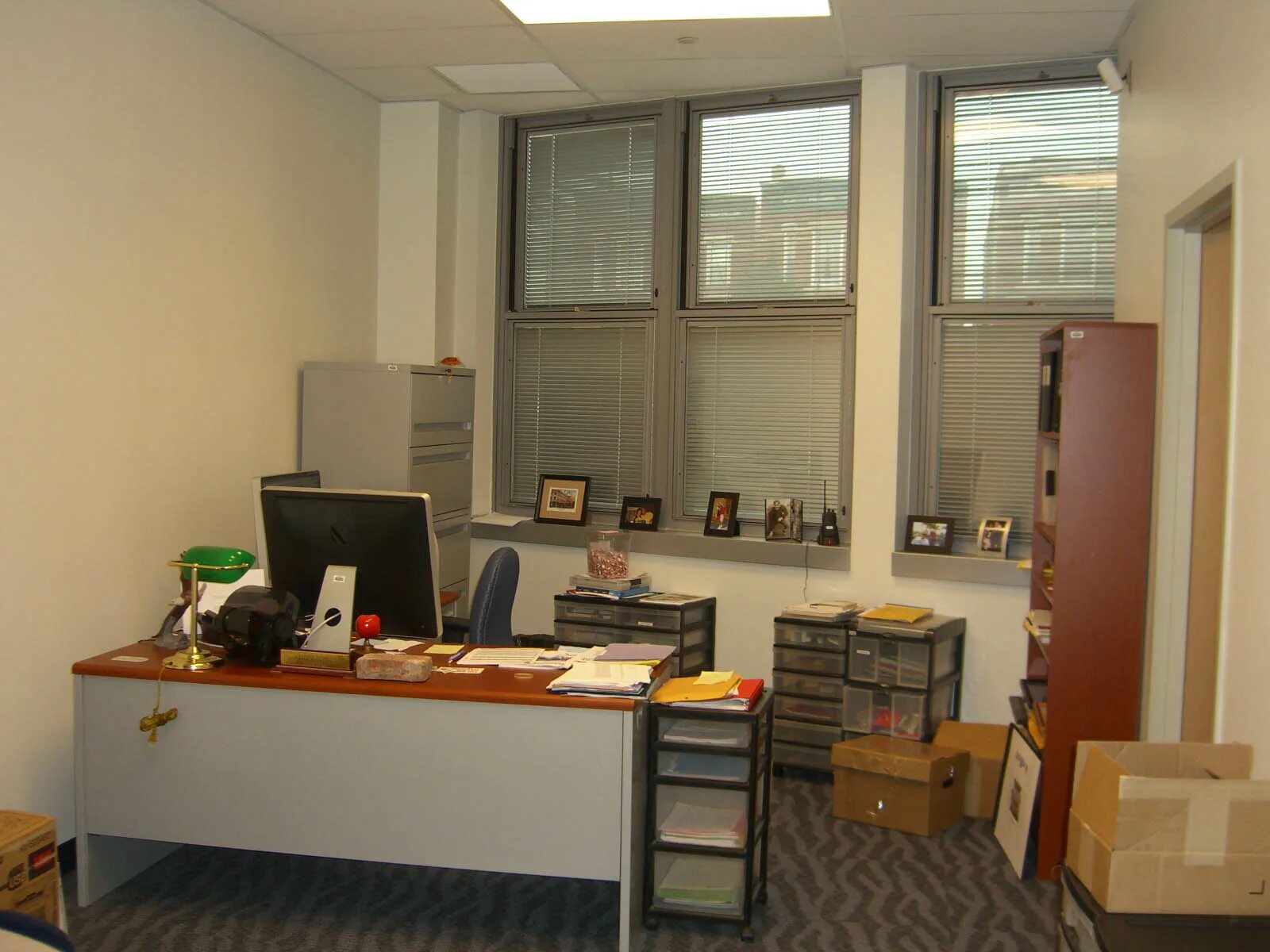 Principal s office. Headteacher's office. Офис принкипалс. Principal s office. School principal office.