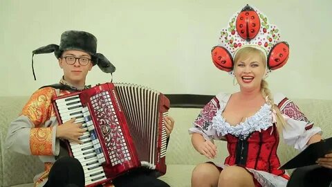 Напевает мотив