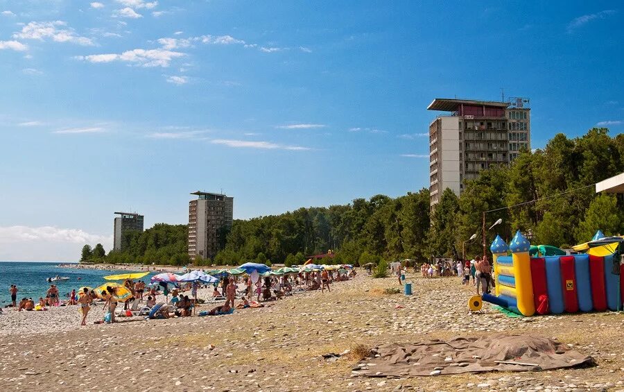 Пляж Пицунды в августе. Пицунда Абхазия. Пицунда в августе. Пицунда сейчас. Погода пицунда абхазия на месяц