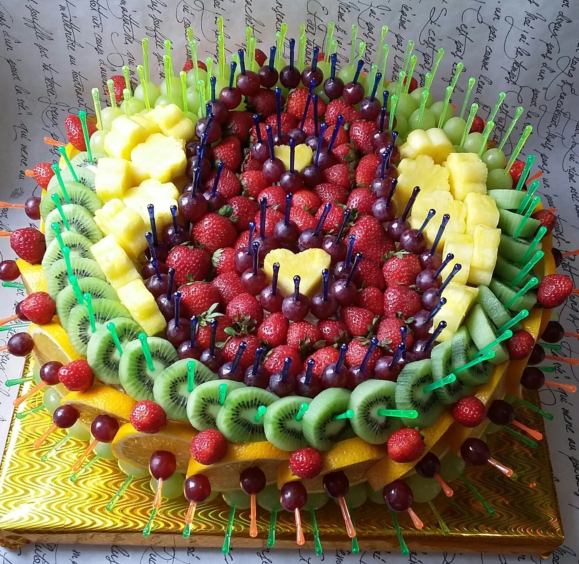 Цифра 3 из фруктов. Украшения для торта из фруктов. Детские торты с фруктами. Фруктовый торт на день рождения. Торт украшенный фруктами.