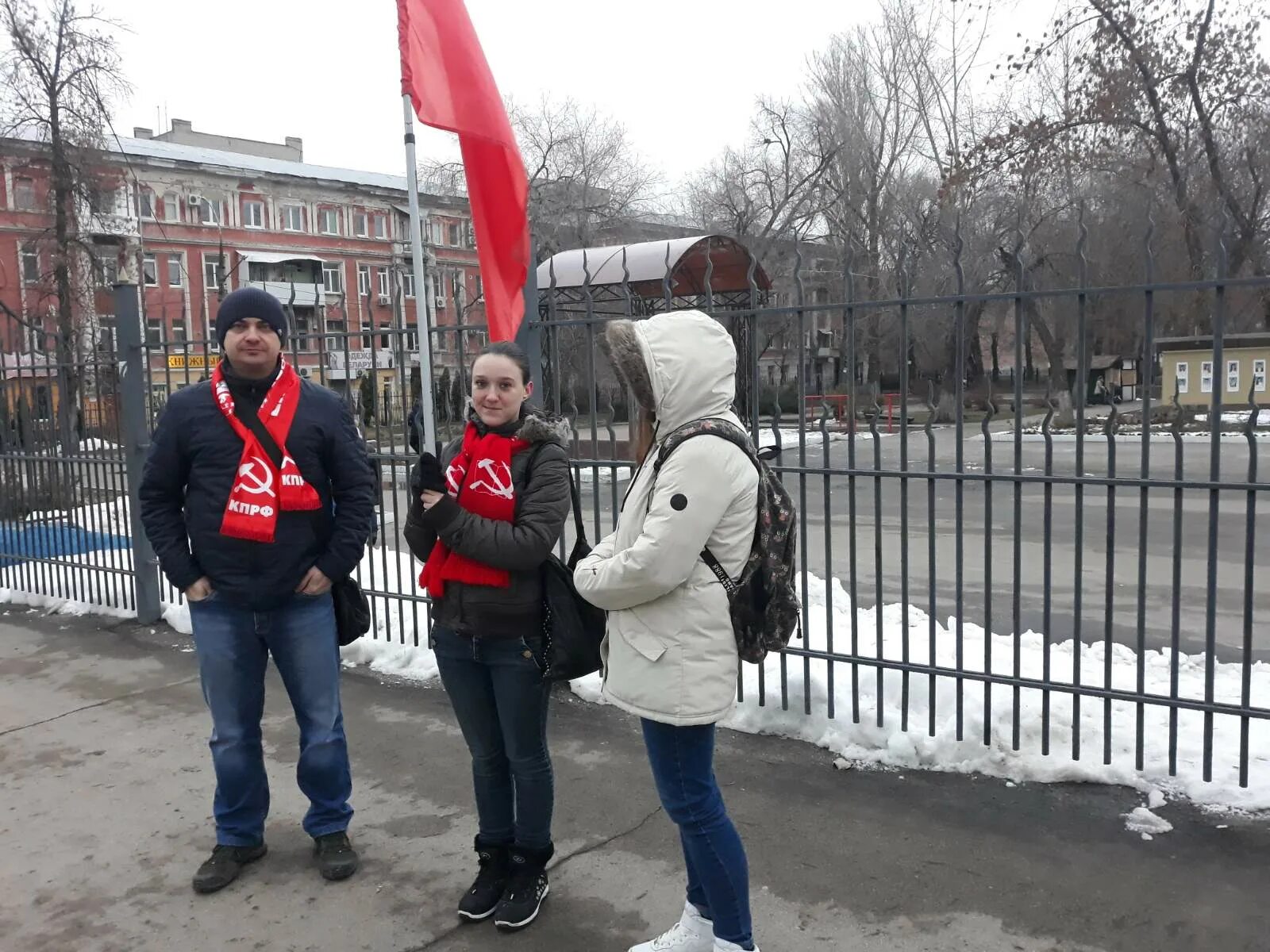 Активисты КПРФ главные. Руки прочь от главы. Красный поддержка.